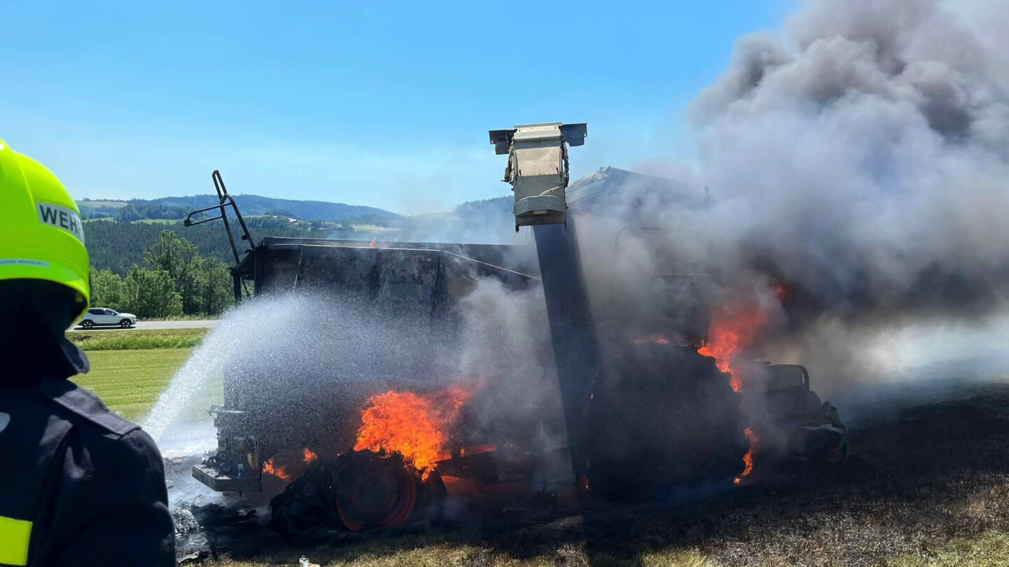 Landwirtschaftliche Maschine in Vollbrand