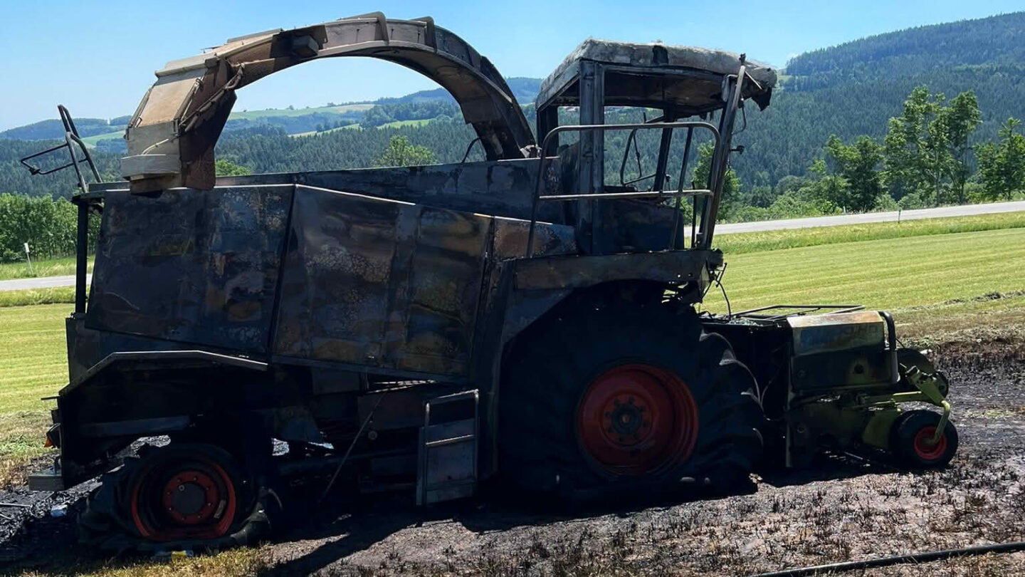 Landwirtschaftliche Maschine in Vollbrand