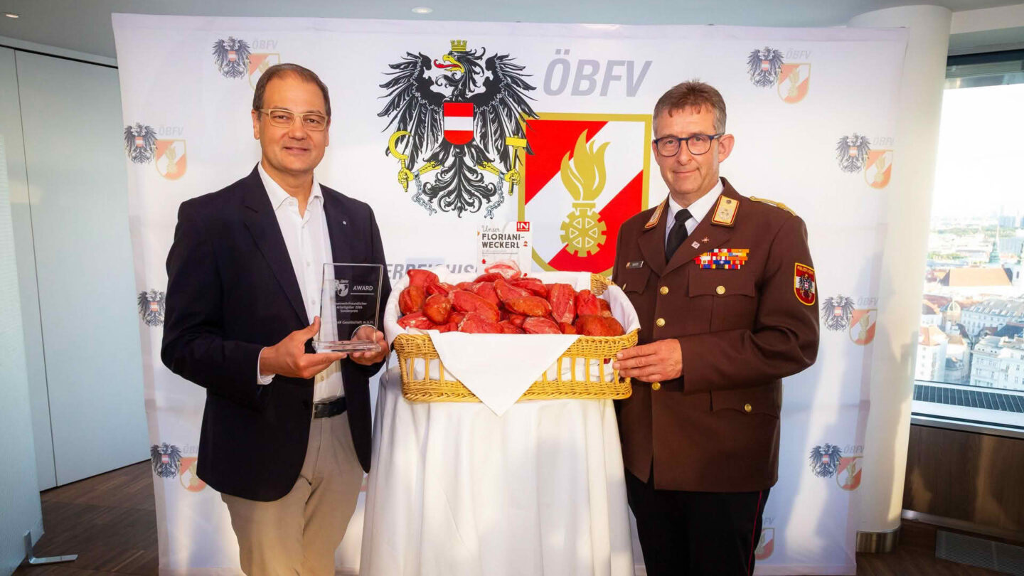 INTERSPAR Österreich Geschäftsführer Johannes Holzleitner hat von Feuerwehrpräsident Robert Mayer einen Sonderpreis überreicht bekommen. INTERSPAR Österreich unterstützt das österreichische Feuerwehrwesen auf vielfältige Art und Weise.
