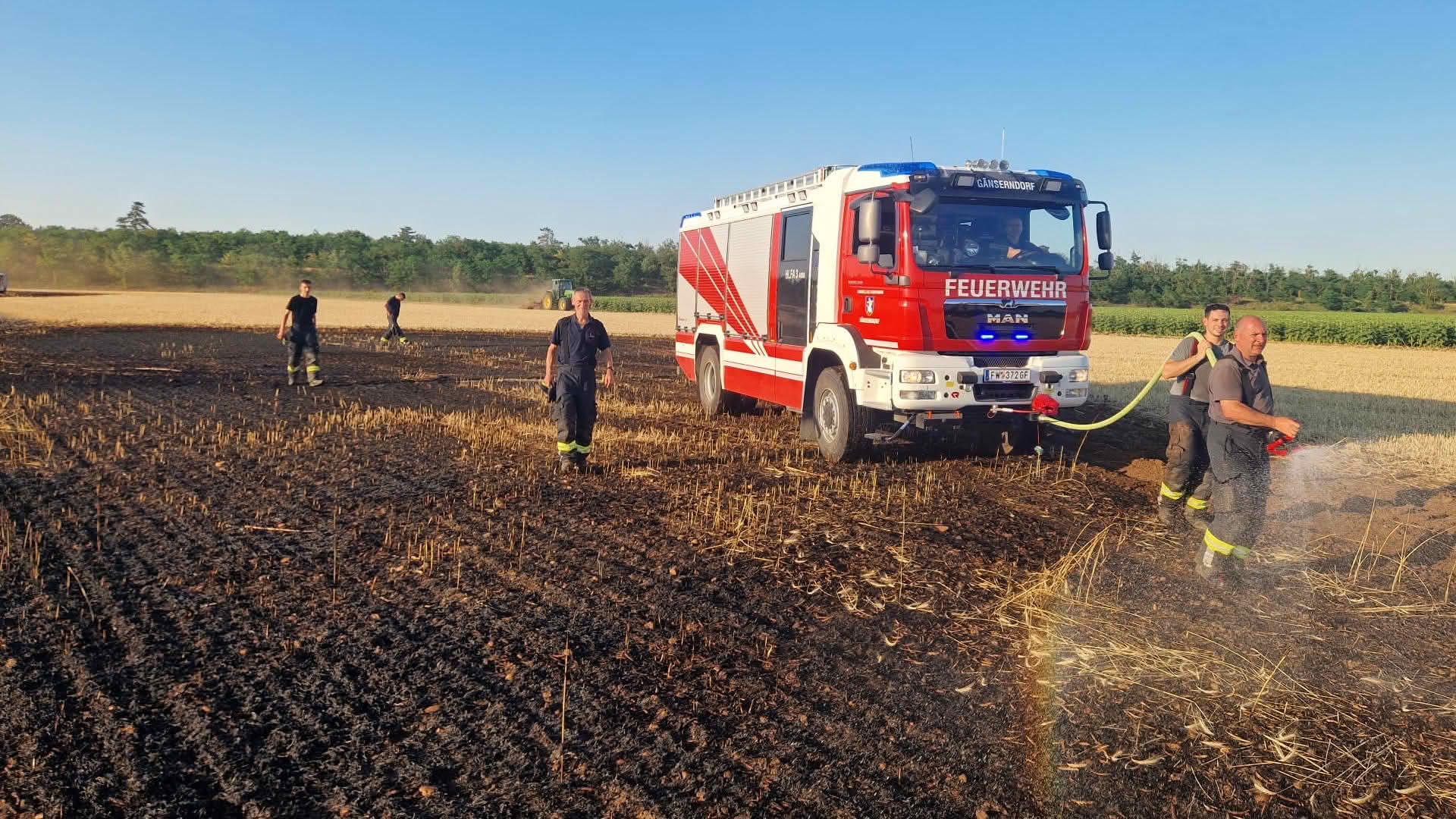 FF G�nserndorf: Fahrzeugbrand Arbeitsmaschine