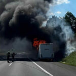 BFV Leoben: Fahrzeugbrand auf der A9 – Wohnmobil in Vollbrand