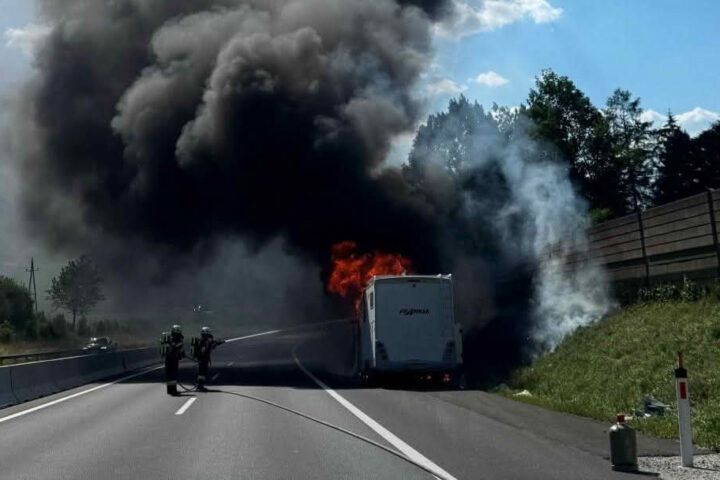 BFV Leoben: Fahrzeugbrand auf der A9 – Wohnmobil in Vollbrand