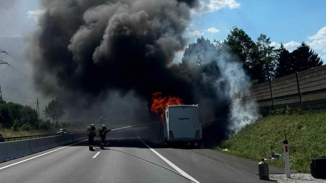 BFV Leoben: Fahrzeugbrand auf der A9 – Wohnmobil in Vollbrand