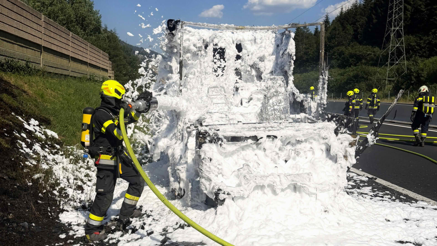 Vollbrand Wohnmobil A9 bei Mautern