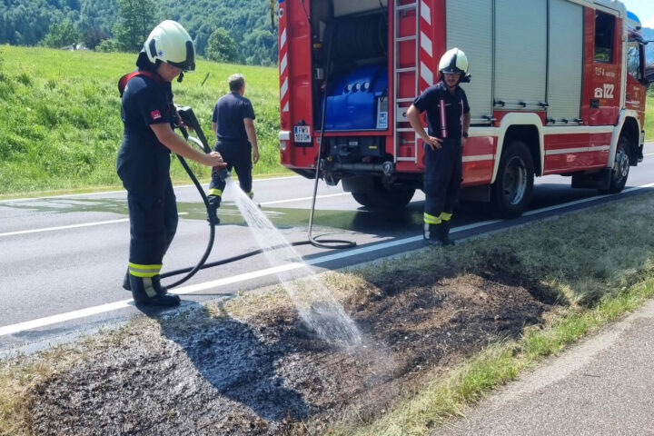 FF Bad Ischl: B145, 4 Feuerwehren bei PKW-Brand im Einsatz