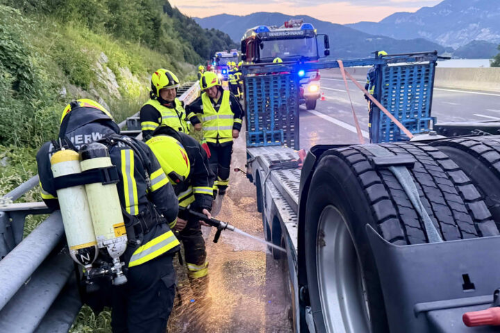 AFK Mondsee: Polizist verhindert Vollbrand eines LKWs auf der A1