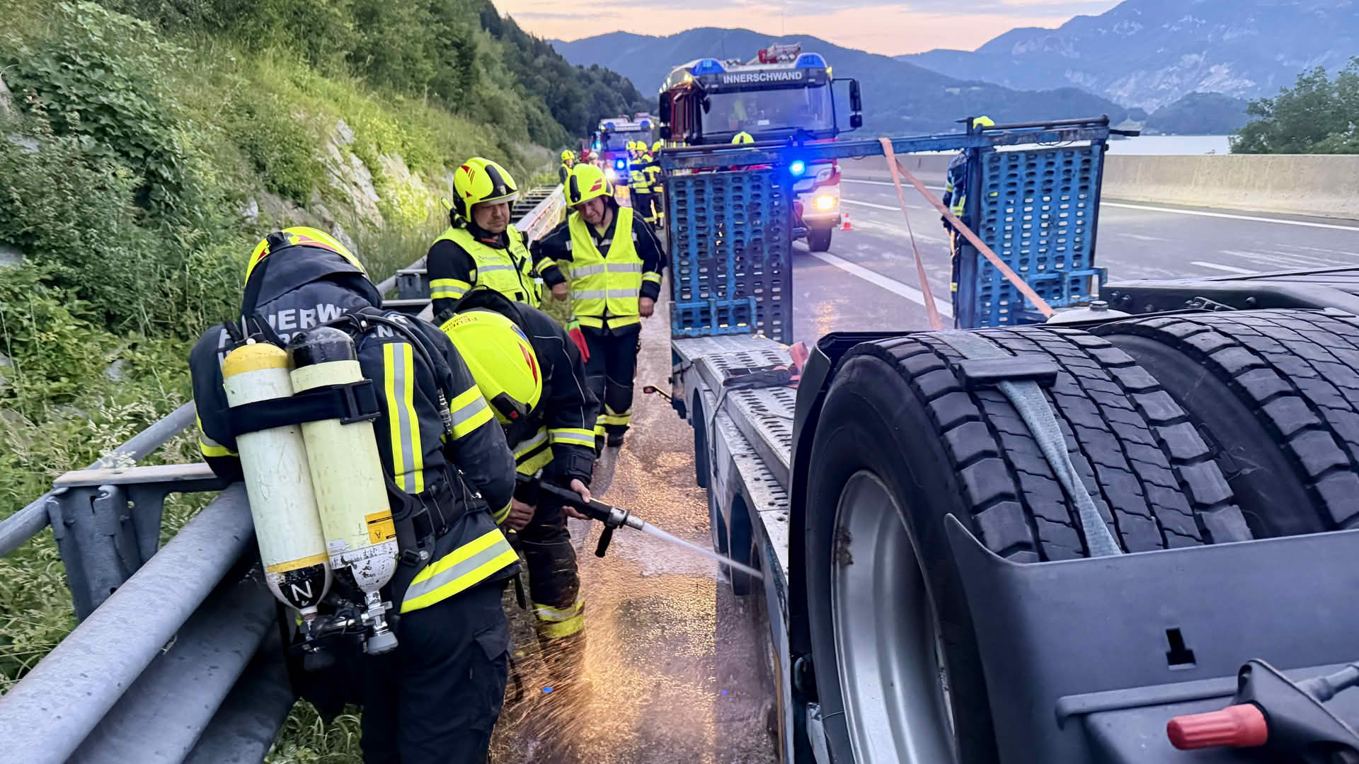 AFK Mondsee: Polizist verhindert Vollbrand eines LKWs auf der A1