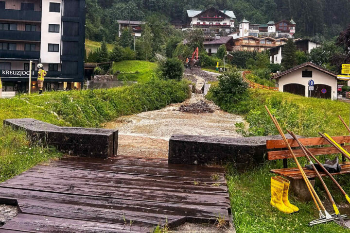 BFV Schwaz: Anspruchsvoller Einsatztag für die Feuerwehr Zell am Ziller