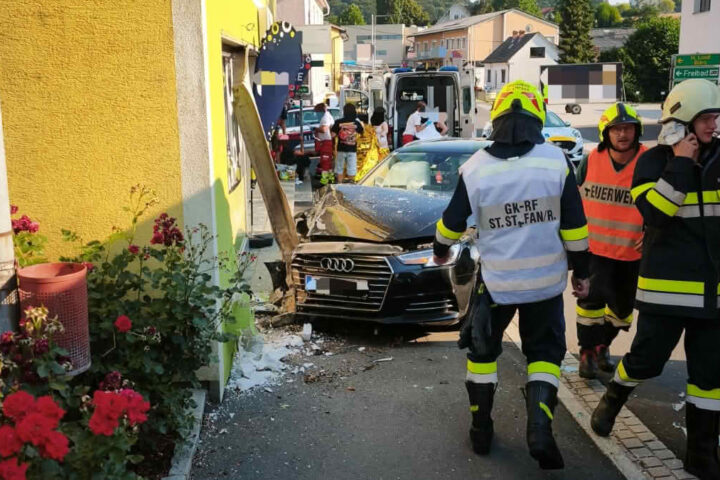 BFV Feldbach: PKW kollidiert mit Verkaufsgeschäft