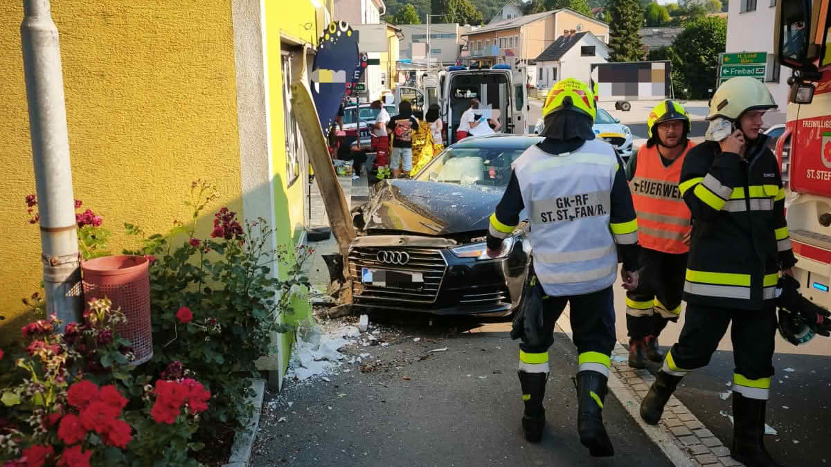 BFV Feldbach: PKW kollidiert mit Verkaufsgeschäft