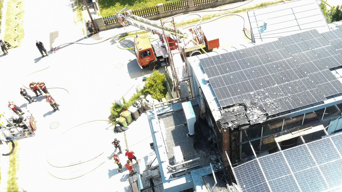 Großeinsatz der Feuerwehren bei Dachstuhlbrand