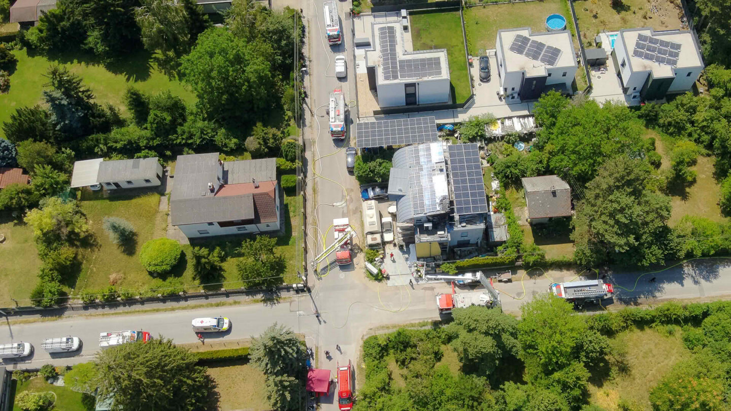 Großeinsatz der Feuerwehren bei Dachstuhlbrand
