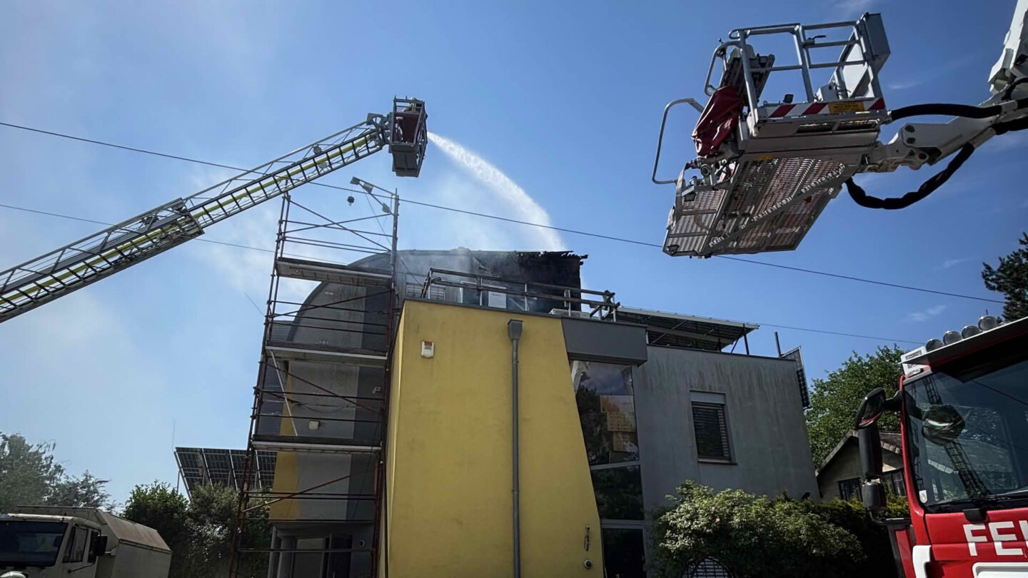 Großeinsatz der Feuerwehren bei Dachstuhlbrand