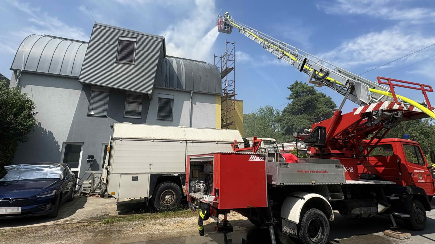 Großeinsatz der Feuerwehren bei Dachstuhlbrand
