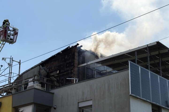 BFKDO Gänserndorf: Großeinsatz der Feuerwehren bei Dachstuhlbrand