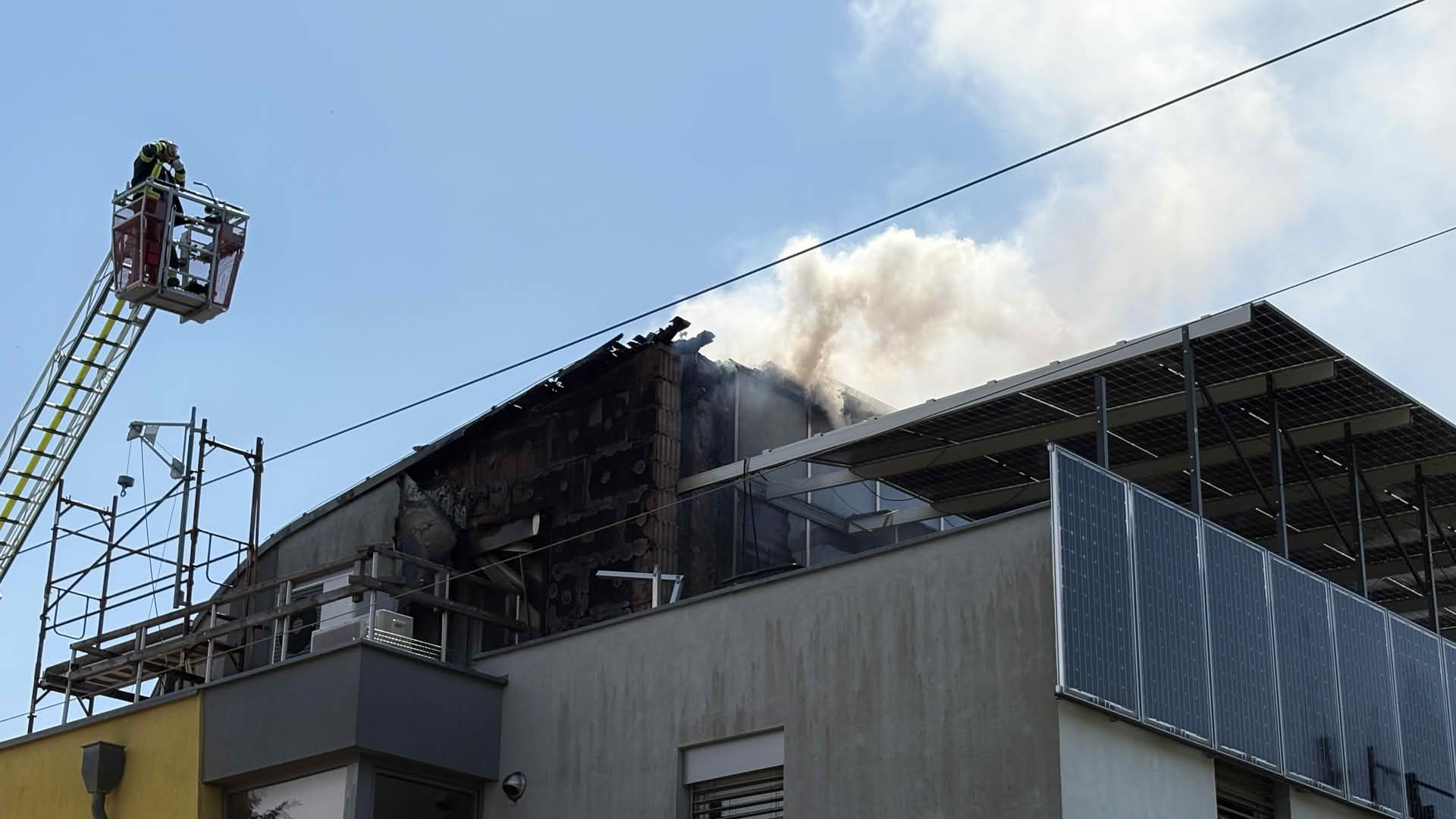 BFKDO G�nserndorf: Gro�einsatz der Feuerwehren bei Dachstuhlbrand