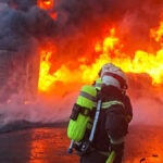 BF Wien: Großbrand in Entsorgungsbetrieb – Alarmstufe 4