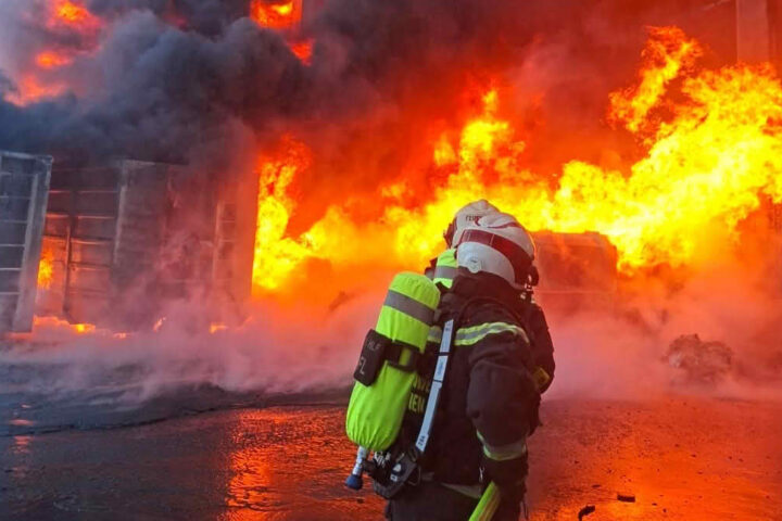 BF Wien: Großbrand in Entsorgungsbetrieb – Alarmstufe 4