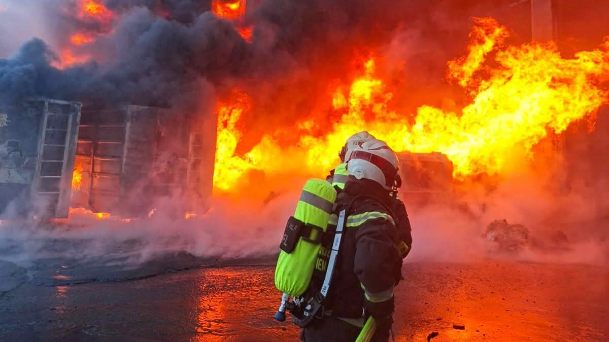 Großbrand in Entsorgungsbetrieb