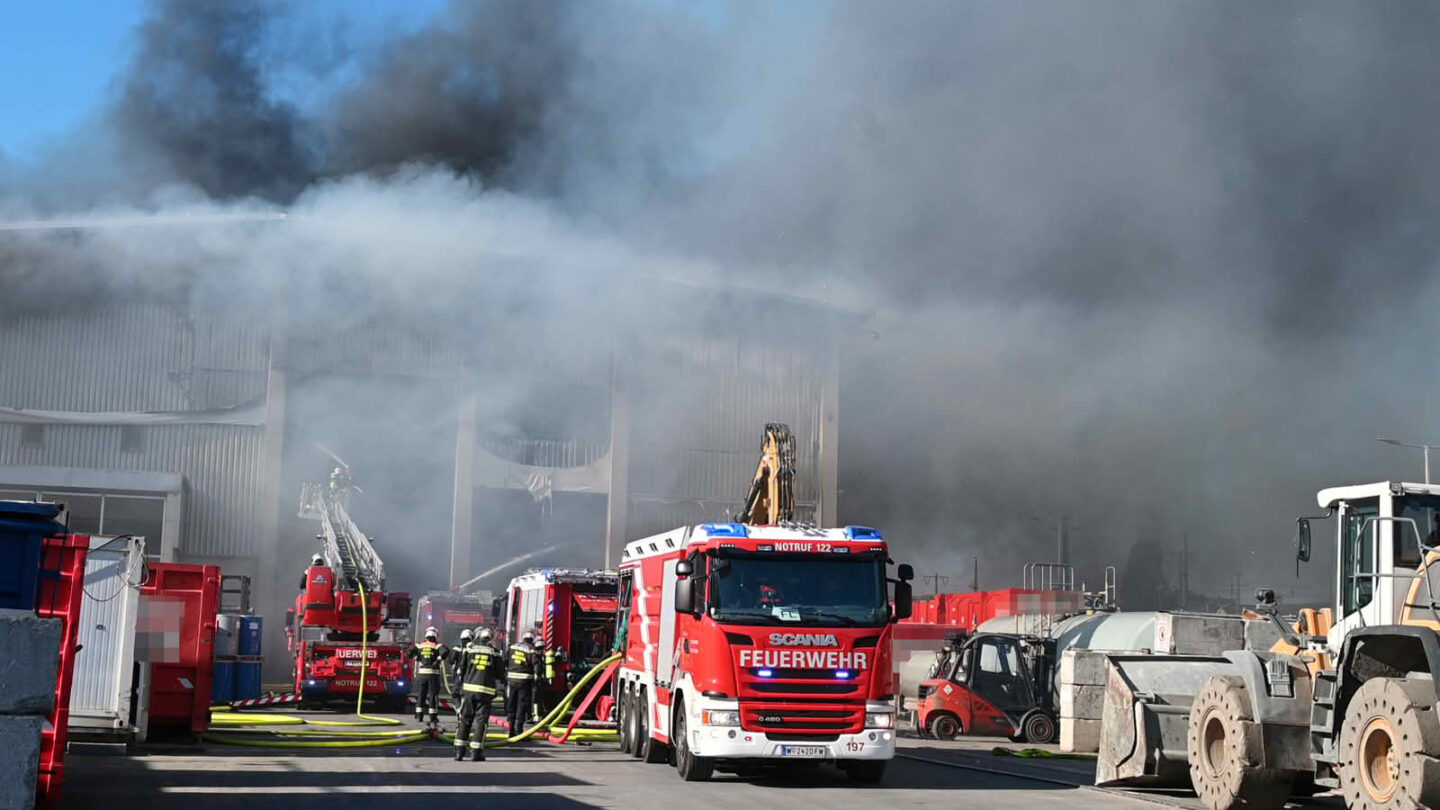 Großbrand in Entsorgungsbetrieb