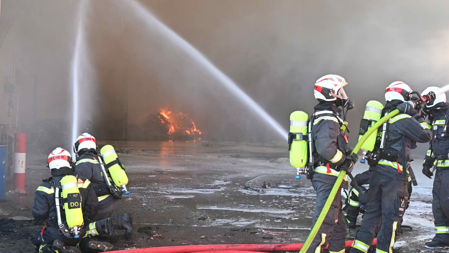Großbrand in Entsorgungsbetrieb