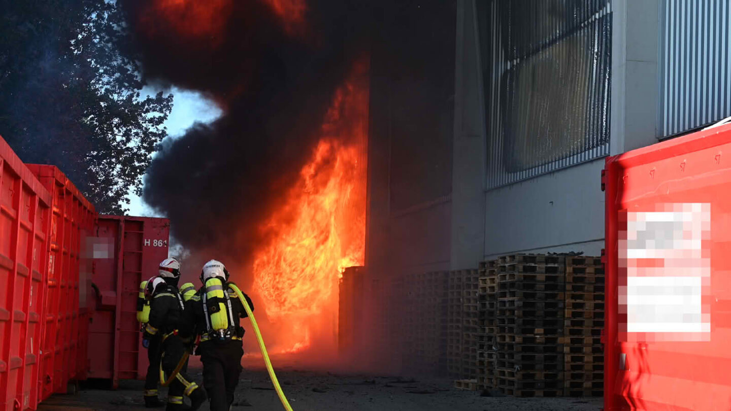 Großbrand in Entsorgungsbetrieb