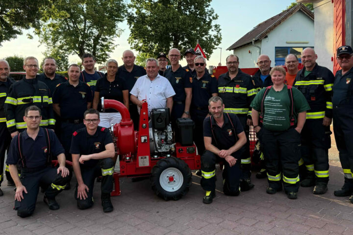 BFKDO Wiener Neustadt: Präsentation der neuen Sonderpumpenanlage (SPA) 150 bei der Stationierungsfeuerwehr Lanzenkirchen