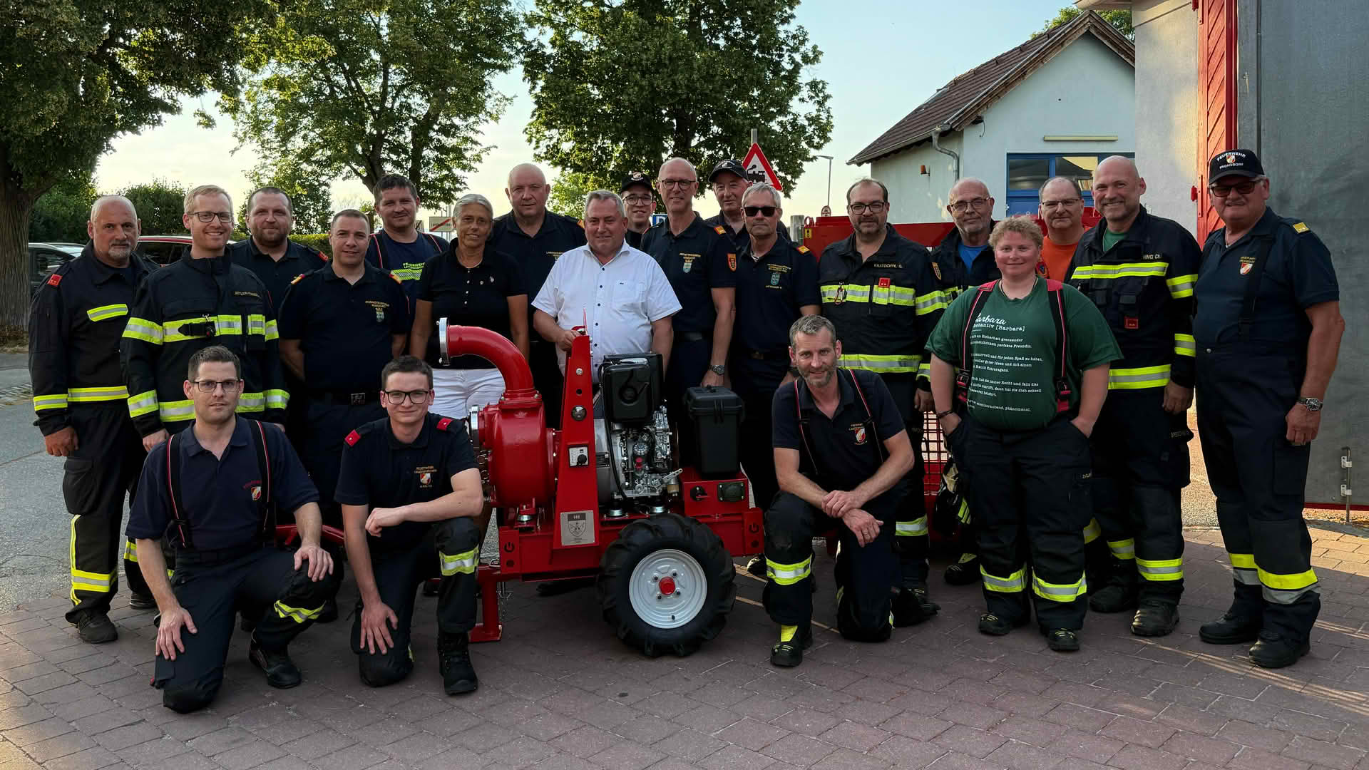 BFKDO Wiener Neustadt: Präsentation der neuen Sonderpumpenanlage (SPA) 150 bei der Stationierungsfeuerwehr Lanzenkirchen