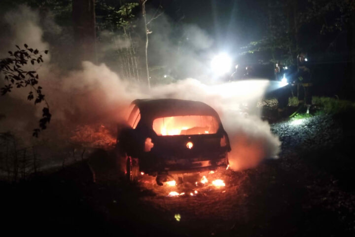 FF Bad Ischl: Weißenbachtal, PKW in Vollbrand