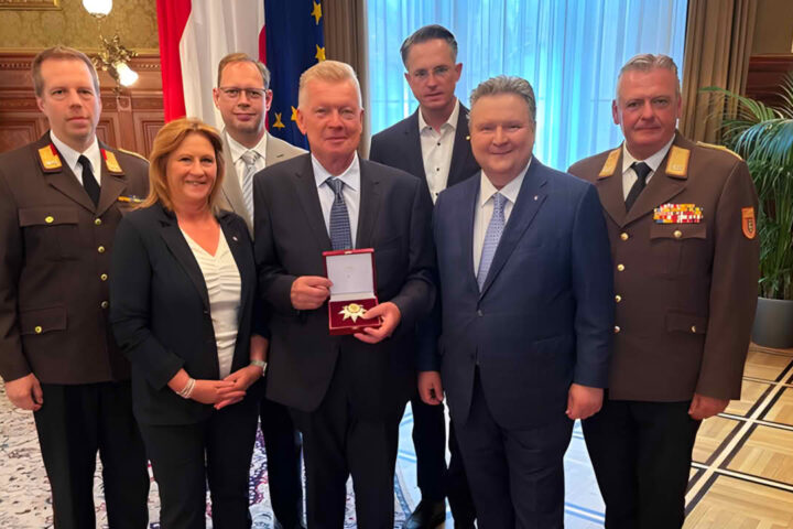 Feuerwehrabschnitt Klosterneuburg gratuliert Ehrenbrandrat Kommerzialrat Josef Angelmayer