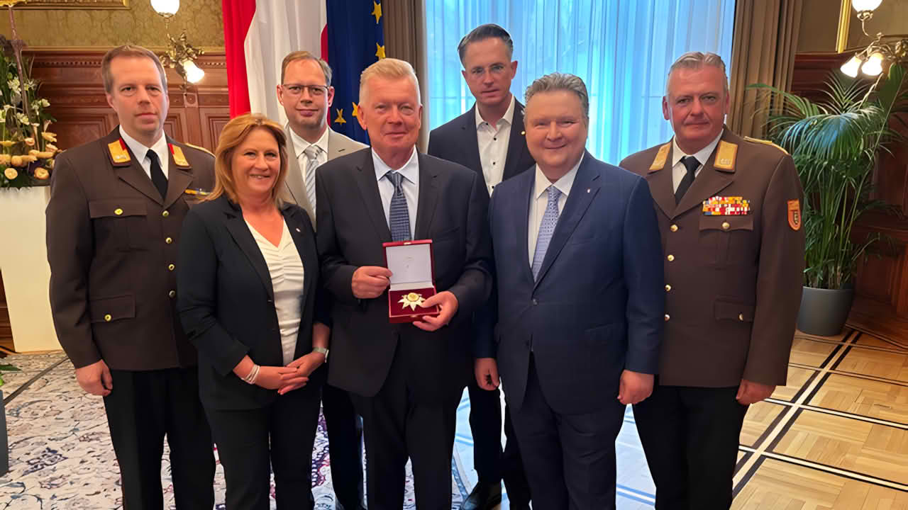 Feuerwehrabschnitt Klosterneuburg gratuliert Ehrenbrandrat Kommerzialrat Josef Angelmayer