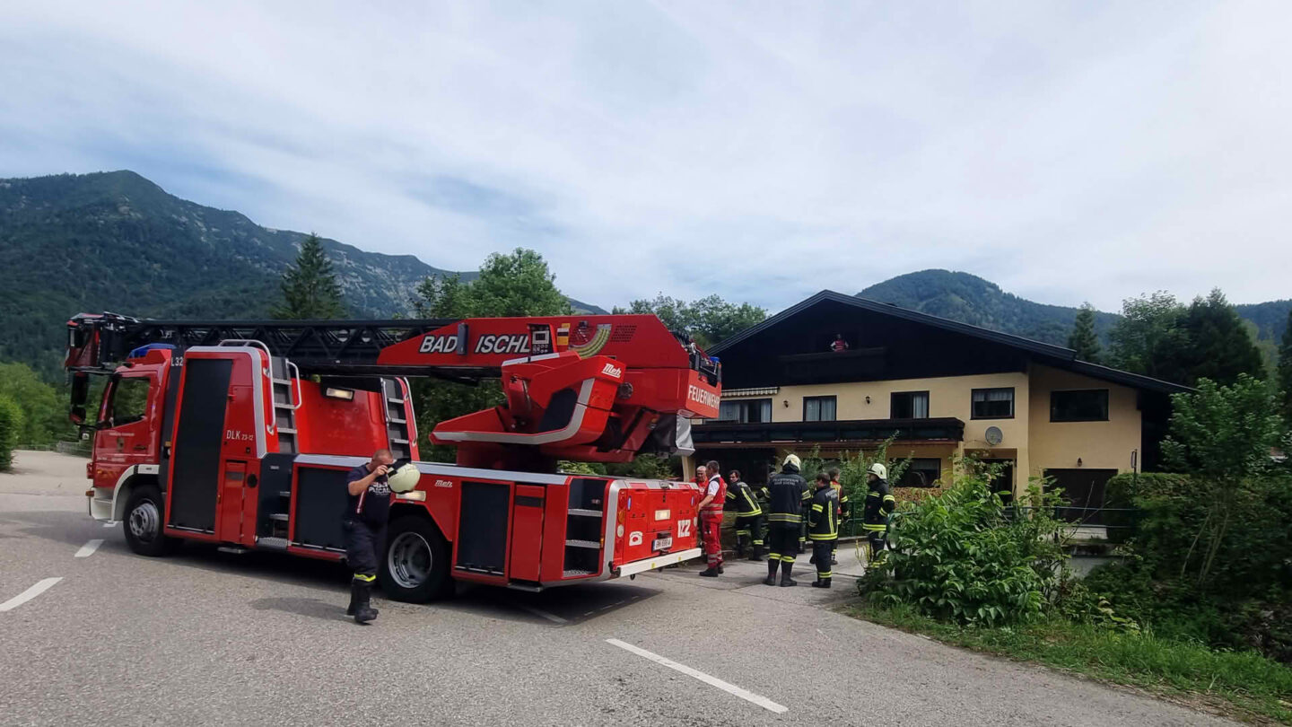 Personenrettung mit der Drehleiter in Pfandl