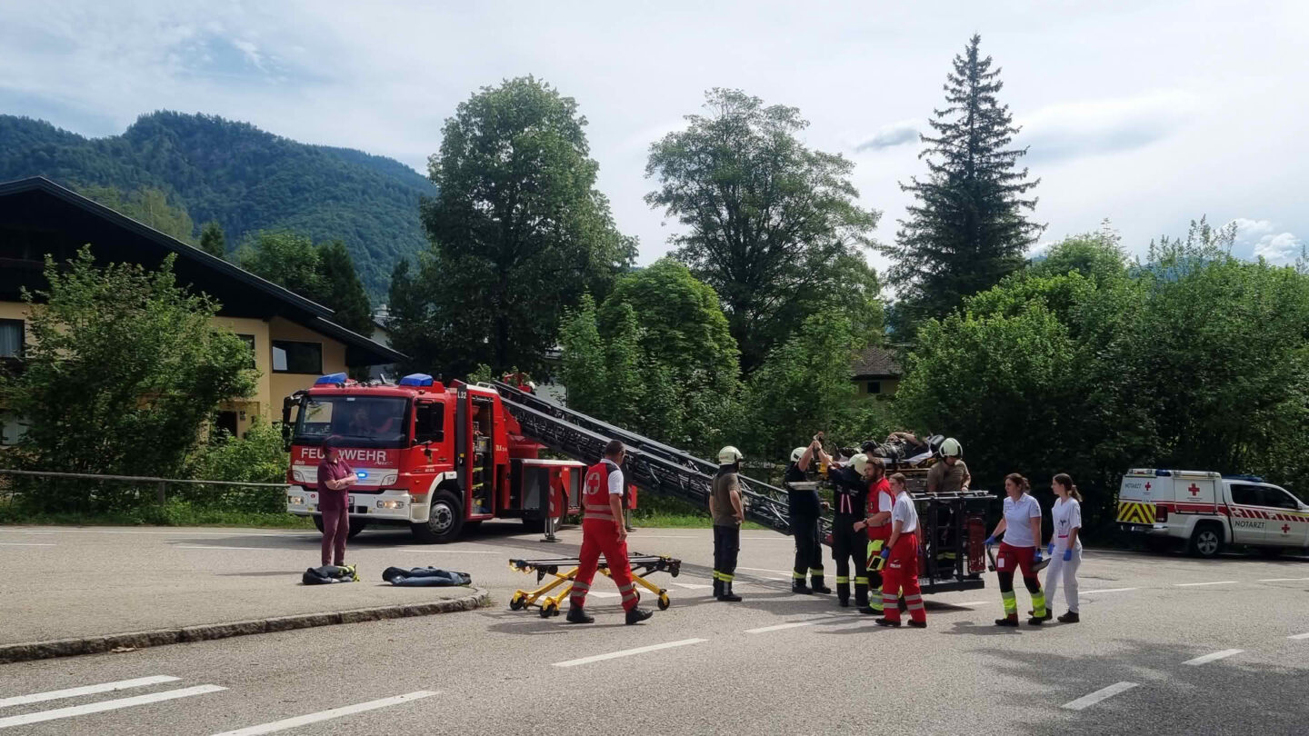Personenrettung mit der Drehleiter in Pfandl