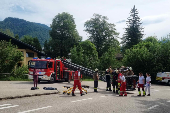 FF Bad Ischl: Personenrettung mit der Drehleiter in Pfandl