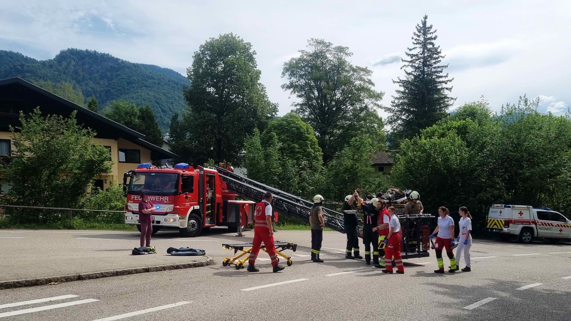 FF Bad Ischl: Personenrettung mit der Drehleiter in Pfandl