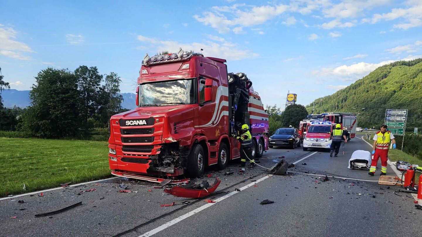Schwerer Verkehrsunfall auf der B94