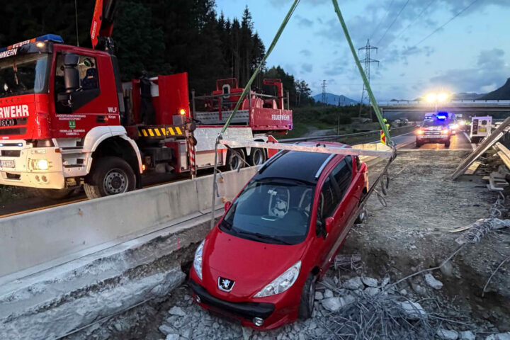 BFV Leoben: A9 – Pkw verunfallt in Brückenbaustelle