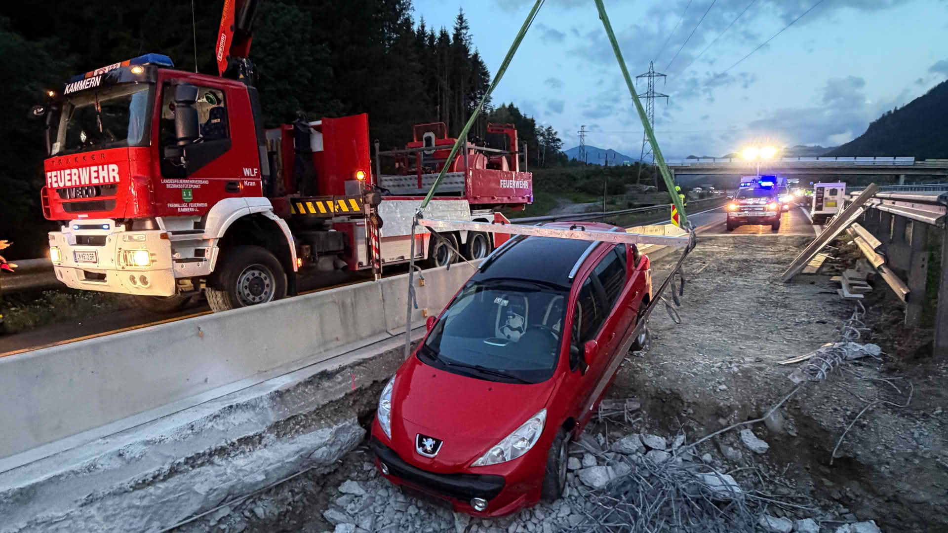 BFV Leoben: A9 – Pkw verunfallt in Brückenbaustelle