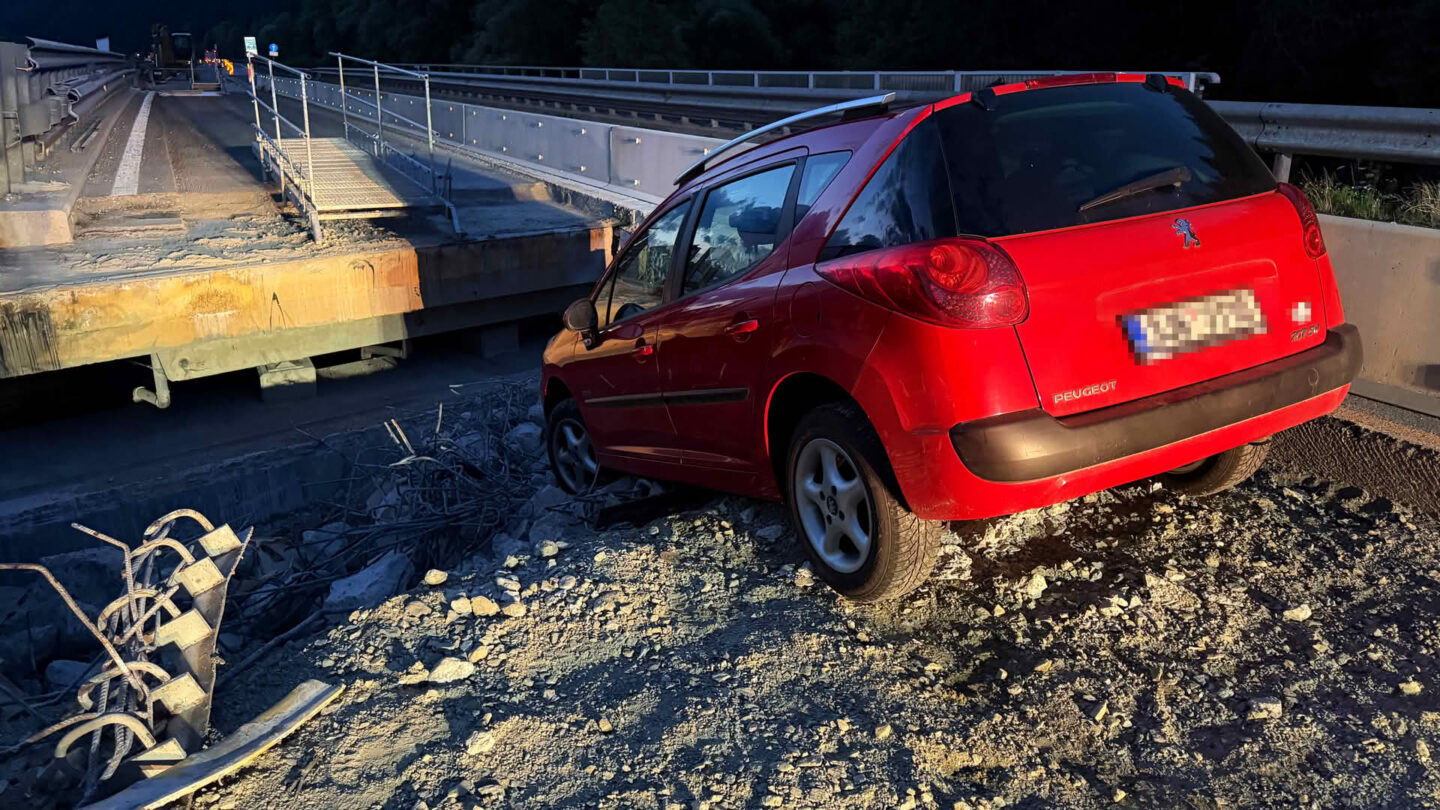 Pkw verunfallt in Brückenbaustelle