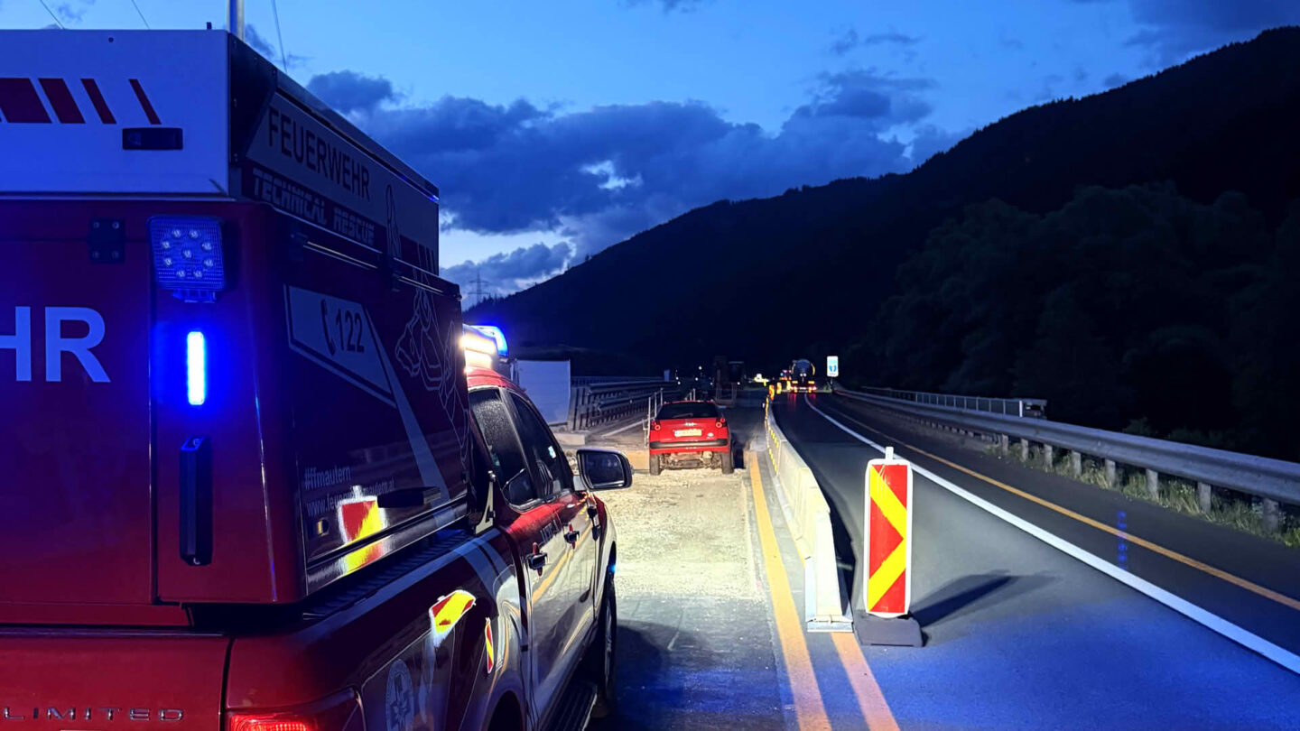 Pkw verunfallt in Brückenbaustelle