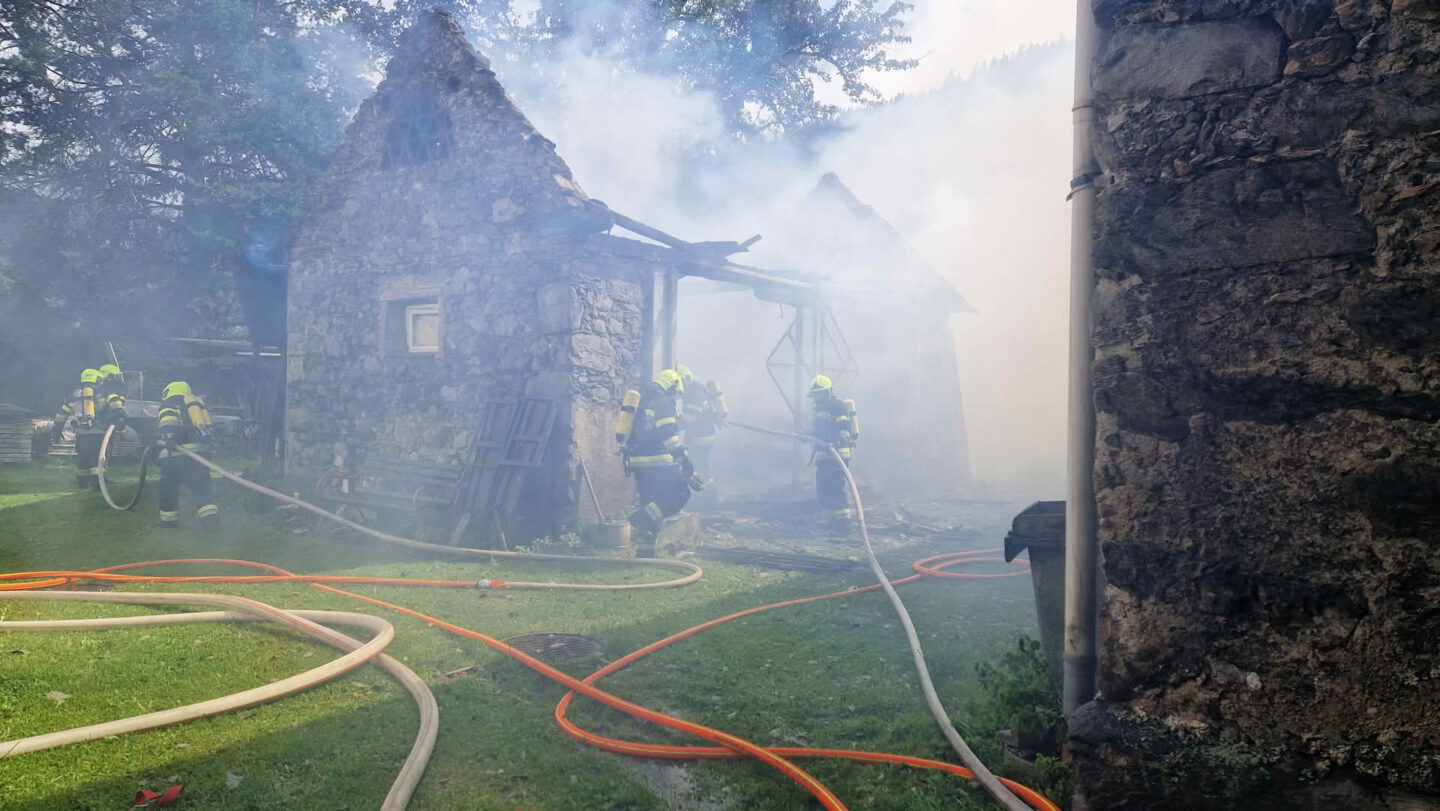 Nebengebäude stand in Vollbrand