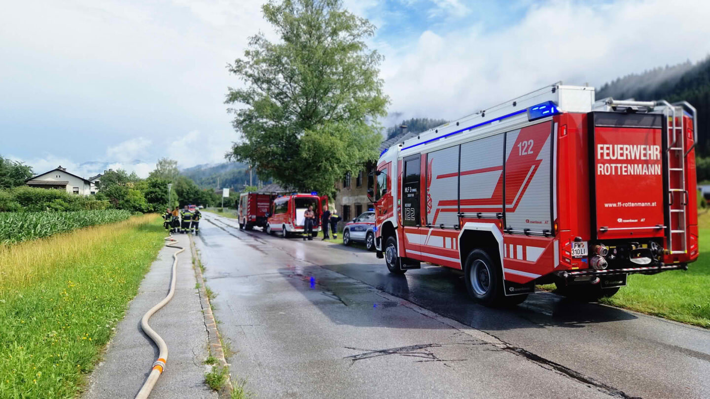 Nebengebäude stand in Vollbrand