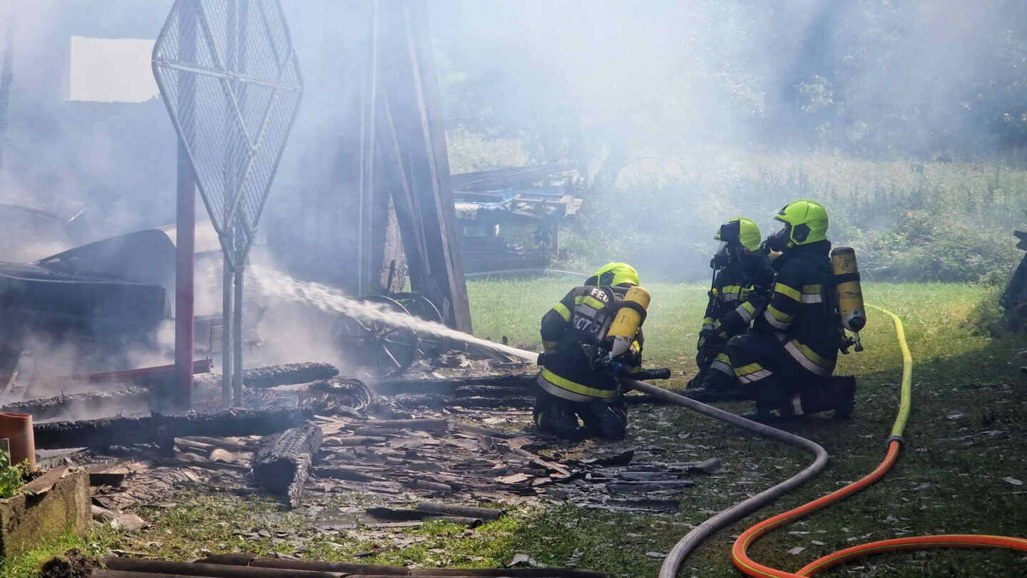 Nebengebäude stand in Vollbrand