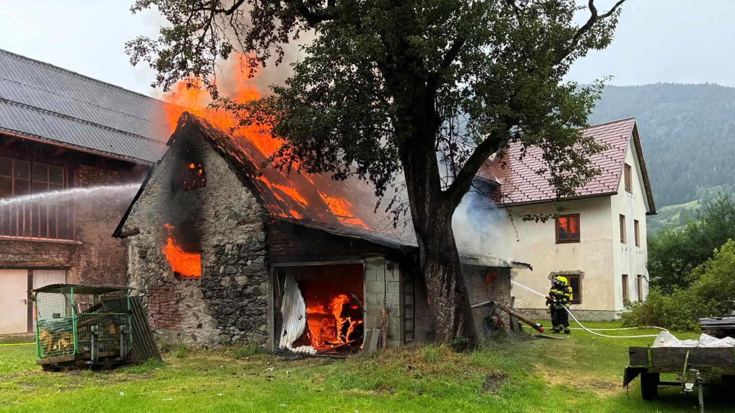 Nebengebäude stand in Vollbrand