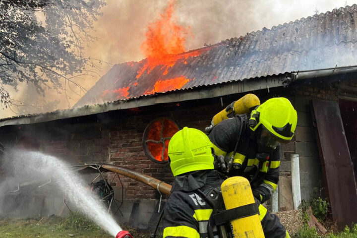 BFV Liezen: Nebengebäude stand in Vollbrand