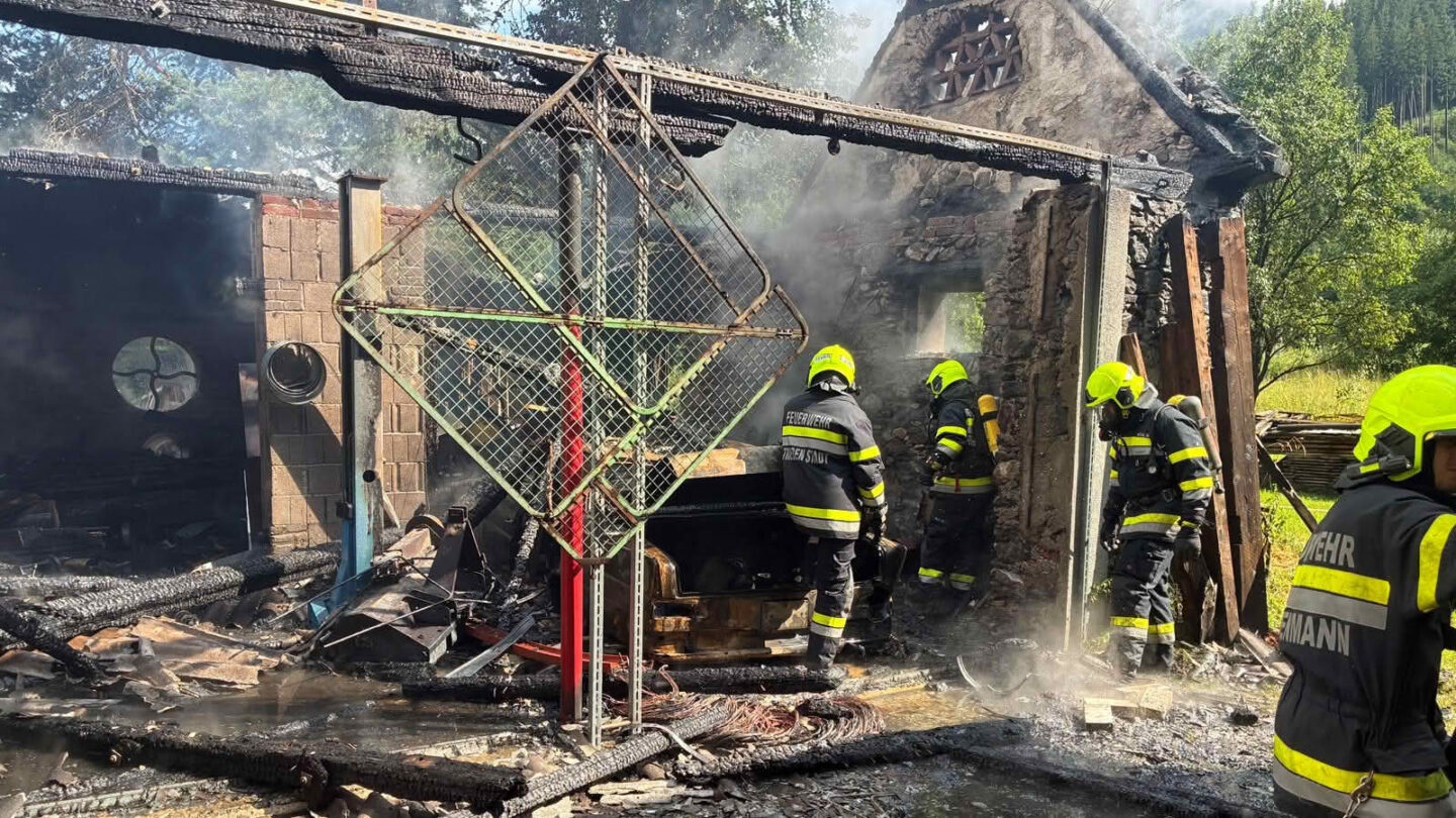 Nebengebäude stand in Vollbrand