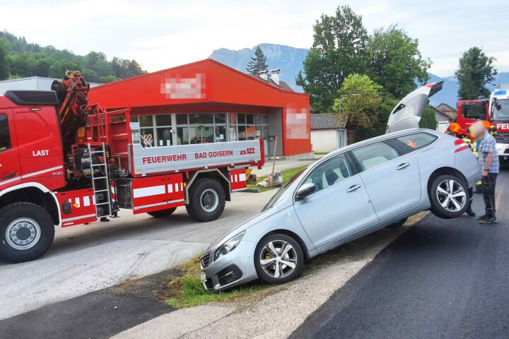 FF Bad Goisern: Fahrzeug mit Kran geborgen