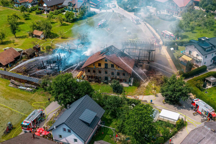 BFKDO Flachgau: Alarmstufe 3 – Landwirtschaftliches Objekt in Vollbrand