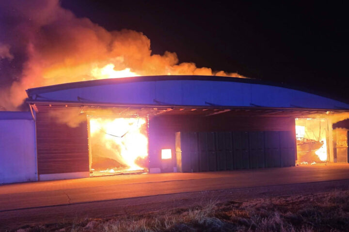 BFKDO Gänserndorf: Lagerhalle in Vollbrand fordert 13 Feuerwehren