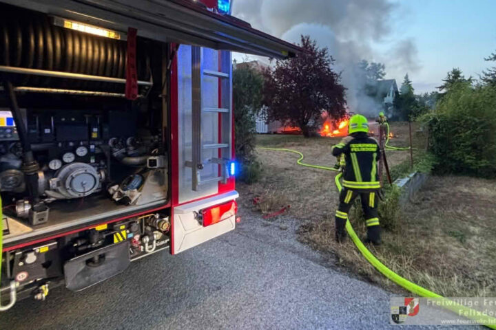 FF Felixdorf: Fahrzeugbrand in der Nestroygasse
